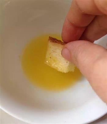 蛋奶吐司布丁-简单美味的做法图解2