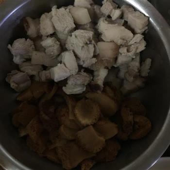 红烧肉炖猴头菇豆蔻的做法图解1