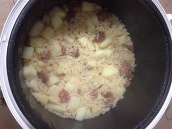 腊肠土豆焖饭的做法图解3