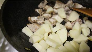 排骨土豆焖饭的做法图解3