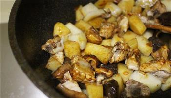 排骨土豆焖饭的做法图解4