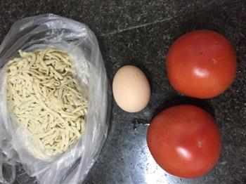 番茄鸡蛋拌面的做法步骤1