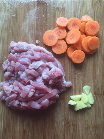胡萝卜鲜肉馄饨的做法图解1