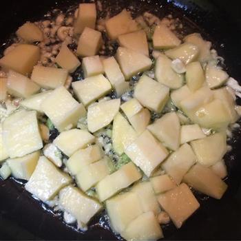 腊肠土豆焖饭的做法步骤3