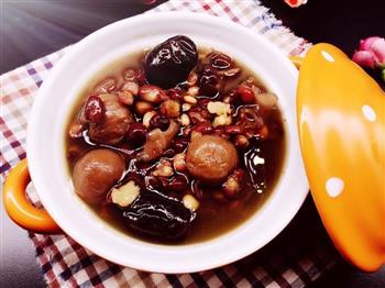 红枣薏米桂圆银耳汤的做法步骤3