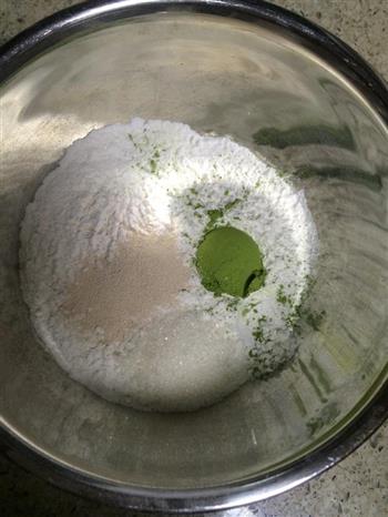 抹茶豆沙面包卷的做法步骤1