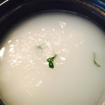 砂锅鸡肉青菜粥的做法步骤1