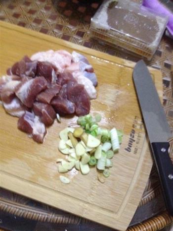 东北豆角炖肉的做法步骤1