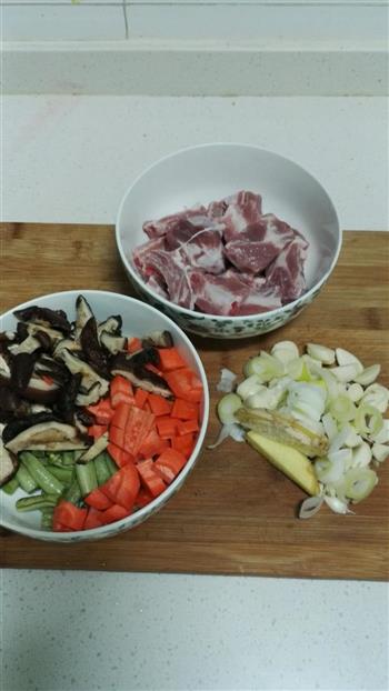 蔬菜排骨煲米饭的做法步骤1