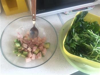 金枪鱼牛油果蔬菜沙拉的做法步骤1