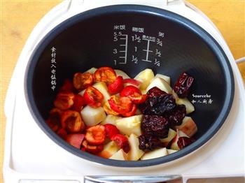 山楂红枣苹果汤的做法图解3
