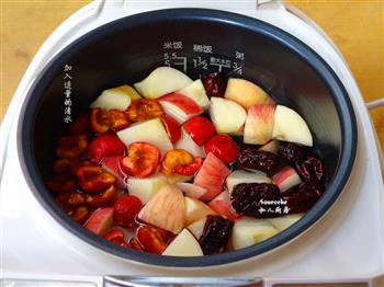 山楂红枣苹果汤的做法图解4