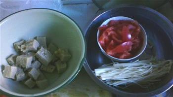 番茄豆腐菌类汤的做法步骤1