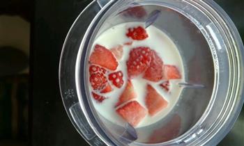 丝滑草莓奶昔的做法步骤2