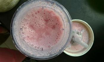 丝滑草莓奶昔的做法步骤3