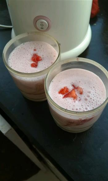 丝滑草莓奶昔的做法步骤5