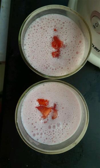 丝滑草莓奶昔的做法步骤6