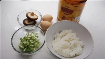 香菇鸡蛋米饭饼的做法步骤1