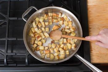 轻食-温暖红薯防风根面包丁汤的做法图解2