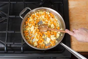 轻食-温暖红薯防风根面包丁汤的做法图解3