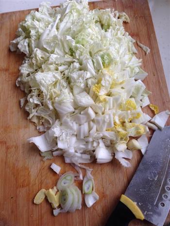 白菜炖大骨头的做法图解1