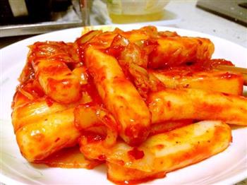 韩式辣白菜炒年糕条的做法步骤7