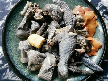 海参黄芪红枣乌鸡汤的做法图解1