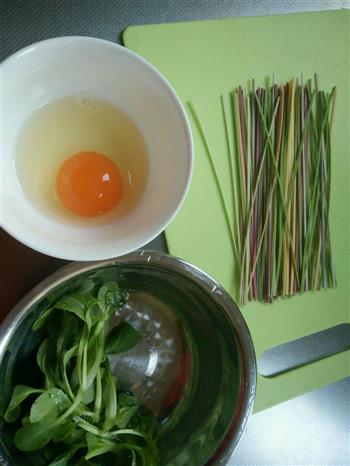 超级简单宝宝辅食营养五彩青菜鸡蛋面的做法步骤1