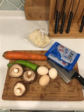 香菇炸酱面的做法步骤1