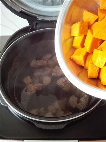 南瓜牛肉汤的做法步骤5