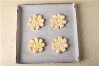 魅力十足的椰蓉花朵面包的做法图解11