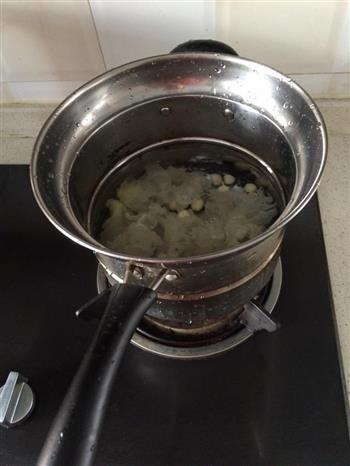 香甜软糯的银耳莲子汤的做法步骤2