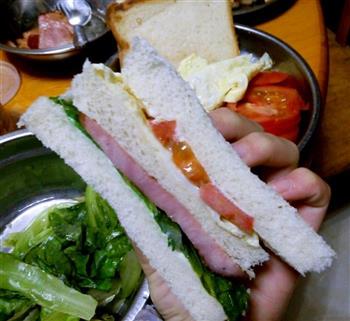 鸡蛋火腿西红柿三明治的做法步骤6