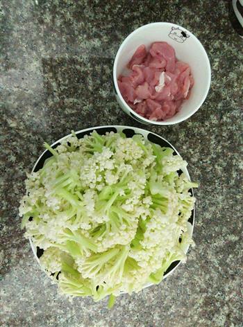简单易做又好吃滴-菜花炒肉的做法步骤1