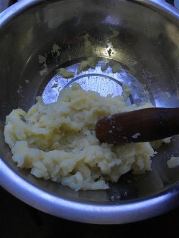 炸土豆丸子半成品的做法图解2