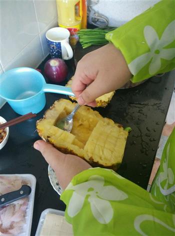 凤梨海鲜炒饭的做法步骤2