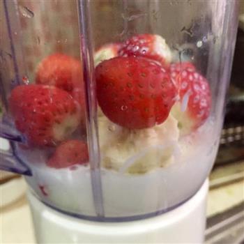 香蕉草莓奶昔的做法步骤2
