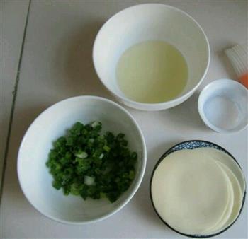 饺子皮版葱油饼的做法步骤1