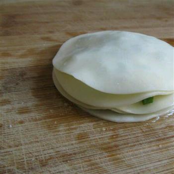 饺子皮版葱油饼的做法步骤6