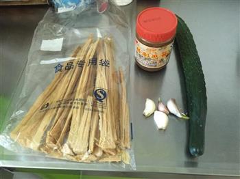 黄瓜拌腐竹的做法步骤1