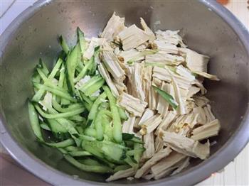 黄瓜拌腐竹的做法步骤4