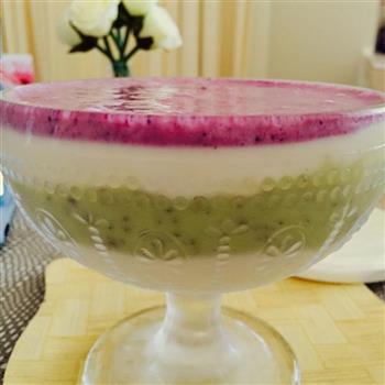 蓝莓猕猴桃酸奶杯-真的好美味的做法步骤3