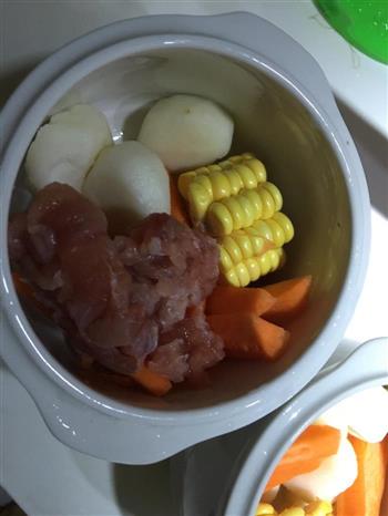 山鸡马蹄玉米炖汤的做法图解1
