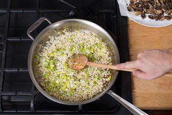 轻食-牛肝菌与混合菌菇意大利调味饭的做法步骤3