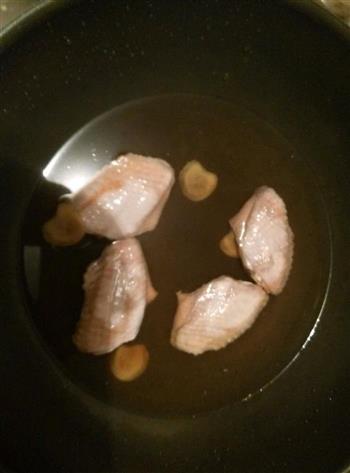 香菇鸡翅配土豆条的做法步骤2