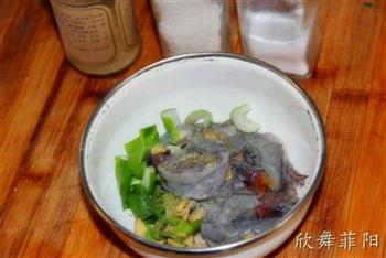 鲜虾米奇豆腐酿的做法步骤3