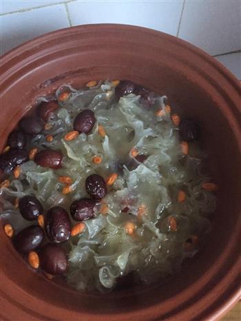 冬季银耳红枣汤的做法步骤1