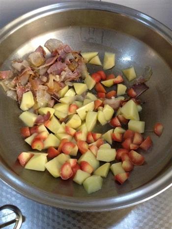 土豆胡萝卜腊肉焖饭的做法图解2