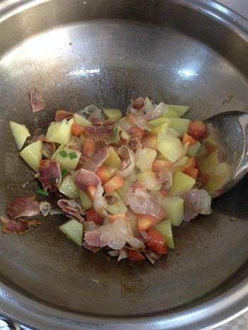 土豆胡萝卜腊肉焖饭的做法步骤3