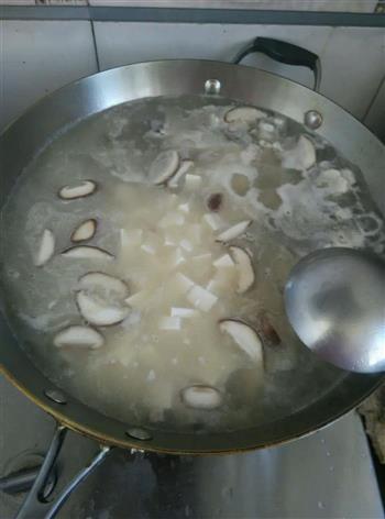香菇豆腐鱼汤的做法步骤5